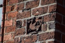 Dobiegniew, kościół pw. Chrystusa Króla. Elewację kościoła ozdobiono ciekawymi fryzami płytek ceramicznych wypełnionych reliefami z motywami roślinnymi i fantastycznymi zwierzętami z ludzkimi głowami.