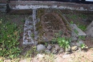 Gorzyca. Przed grobowcem barokowa kamienna płyta Georga Wilhelma Zeidlitza z 1782 roku.