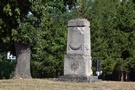 Boryszyn. W centrum kilka atrakcji: ...po drugiej stronie denkmal...