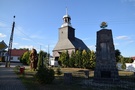 Nowa Wioska. Barokowy drewniany kościół pw. św. Anny o konstrukcji zrębowej, obok kolejny dziś denkmal, tym razem przerobiony na pomnik ku czci św. Floriana.