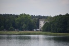 Niesulice. Po drugiej stronie jeziora Niesłysz pałac w Przełazach.