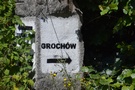 Przy kamiennym drogowskazie z napisem "Grochów" skręciliśmy w polną drogę na Grochowo.