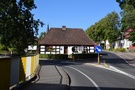 Lubniewice. Naprzeciw szachulcowo-murowany dom z 1781 roku, w którym mieści się punkt informacji turystycznej oraz sklep z pamiątkami.