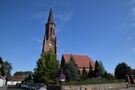 Lubniewice. Obok rynku gotycki kościół pw. Matki Bożej Różańcowej z połowy XV wieku, z wieżą z 1882 roku.