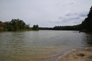 Jezioro Glinik. Kawałek dalej okazało się, że nad jeziorem znajduje się pole biwakowe z plażą.