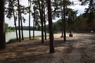 Jezioro Glinik. Kawałek dalej okazało się, że nad jeziorem znajduje się pole biwakowe z plażą.
