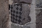 Lubiechów Górny. Szachownica wykuta na kamiennej kwadrze umieszczonej w monumentalnym portalu.