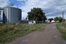 Łaziszcze. Na tyłach dawnego PGR znaleźliśmy daszek jakiejś pakamery, pod którym przeczekaliśmy pompę.
