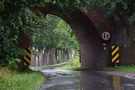 Przyjezierze... by przejść pod wiaduktem dawnej linii kolejowej...