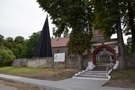 Krzymów. Obeszliśmy kościół pw. św. Józefa, jest to budowla granitowa z okresu przejściowego pomiędzy romanizmem a gotykiem. Przy kościele stała smukła konstrukcja.