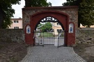 Krzymów. Obeszliśmy kościół pw. św. Józefa, jest to budowla granitowa z okresu przejściowego pomiędzy romanizmem a gotykiem.