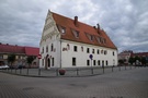 Trzcisko-Zdrj. Zerknlimy na znajdujc si w rynku per redniowiecznej architektury, ratusz z zachowan bogat dekoracj maswerkow na szczytach.