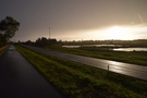Weszlimy na ciek rowerow poprowadzon dawnym nasypem kolejowym i w deszczu ruszylimy w stron Gralic. 