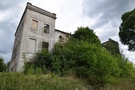 Warnice. Na końcu wsi skręciliśmy do neoklasycystycznych ruin pałacu zbudowanego w połowie XIX w. przez Juliusa von Osten.