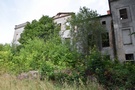 Warnice. Na końcu wsi skręciliśmy do neoklasycystycznych ruin pałacu zbudowanego w połowie XIX w. przez Juliusa von Osten.