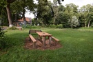 Dyszno. Skorzystaliśmy z ławeczek między sklepem a boiskiem.