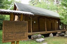 Pszczelnik. W chacie żmudzkiej przywiezionej tu w 1989 roku z Muzeum Budownictwa Ludowego w Rumszyszkach na Litwie, znajduje się małe Muzeum Lotnictwa "Lituanica".