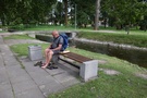 Mylibrz. Na parkowej aweczce z ulg oficjalnie stare obuwie wyldowao w koszu, a na nogach znalaz si nowy nabytek.