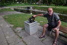 Myślibórz. Na parkowej ławeczce z ulgą oficjalnie stare obuwie wylądowało w koszu, a na nogach znalazł się nowy nabytek.