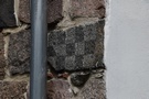 Derczewo. Na kościele znajdują się dwa znaki: w narożniku szachownica...