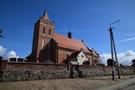 Gronowo. Elewacja gotyckiego kościoła pw. św. Mikołaja z pierwszej połowy XIV wieku akurat była remontowana.