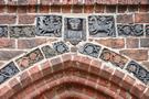 Dobiegniew... przyglądając się ceramicznym maszkaronom.