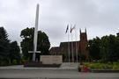 Dobiegniew. Obok kościoła znajduje się Plac pchor. Tadeusza Starca.