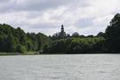 Jezioro Tuczno. Po drodze weszliśmy na pomost, z którego widać było kościół.
