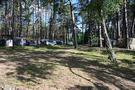 Camping leśny, sporo osób, dużo rodzin z dziećmi, a mimo to cisza i spokój.