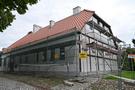 Recz. Znajdująca się obok szachulcowo-murowana organistówka była akurat w remoncie.