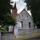 Ognica. We wsi kościół filialny pw. św. Apostołów Piotra i Pawła wzniesiony około 1600 r.