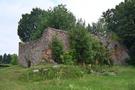 Szadzko. Podeszliśmy do ruin kościoła z XV w. i znajdującego się przed nich obelisku upamiętniającego mieszkańców poległych podczas I wś.