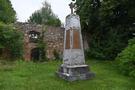Szadzko. Podeszliśmy do ruin kościoła z XV w. i znajdującego się przed nich obelisku upamiętniającego mieszkańców poległych podczas I wś.