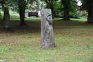 Złocieniec. Przeszliśmy przez park, dawniej cmentarz niemiecki. Alejki zdobiły drewniane, trochę nadszarpnięte zębem czasu figury.