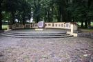 Złocieniec. W centralnej części parku znajduje się lapidarium z pomnikiem "Pamięci zmarłych niemieckich mieszkańców miasta Falkenburg obecnie Złocieniec".