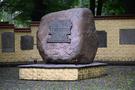 Złocieniec. W centralnej części parku znajduje się lapidarium z pomnikiem "Pamięci zmarłych niemieckich mieszkańców miasta Falkenburg obecnie Złocieniec".