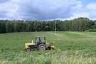 Przed samym Warniłęgiem typowy wiejski widok, traktor w polu i polujące za nim na jedzenie bociany.