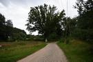Kuźnica Drawska. Tu na rozstaju wiejskich dróg, pod starym dębem, znajduje się ciekawa stara kapliczka Matki Boskiej.