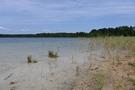 Jezioro Krzemno. Zrobiliśmy przerwę przy dziwnej plaży z ni to piaskiem, ni to białym mułem.